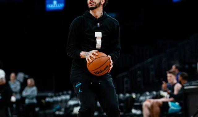 开云体育首页-挥汗如雨！黄蜂官方Ins晒众球员训练照：在TD花园投篮