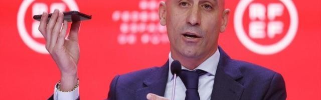 开云体育首页-足协主席：今天能被窃听手机，明天就能被诬陷藏毒