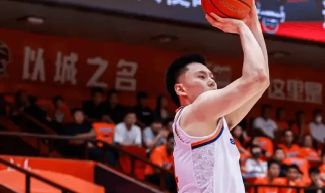 李弘权出战28分钟，投篮5中2得到5分4篮板3助攻2抢断2盖帽
