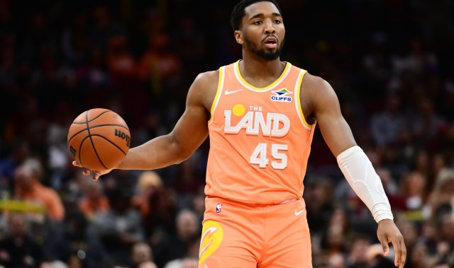 kaiyun安全登录-传射建功！米切尔第三节5中5独得12分3助 三节砍下24分7助